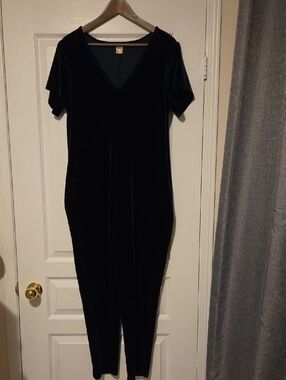 Smash + Tess Dark Green Velvet Short Sleeve V-Neck Jumper w Tapered Leg